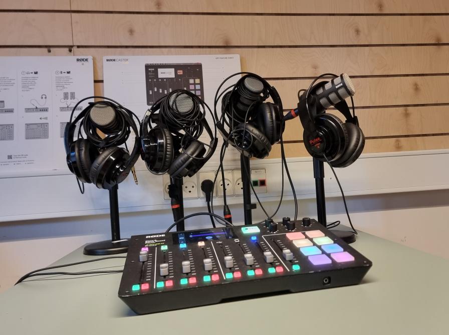 Mikrofoner og pult i podcastrummet